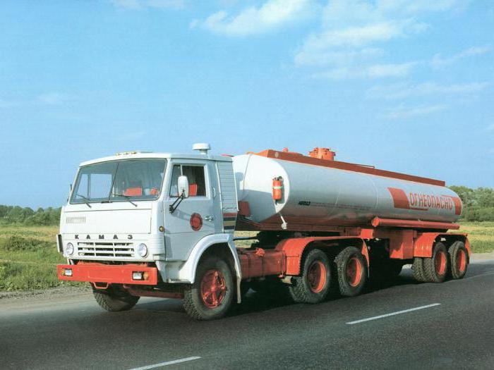 Kamaz Traktor mit Auflieger