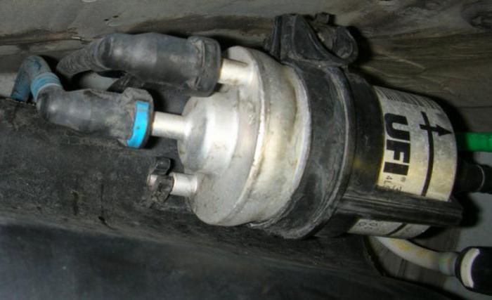 das Gerät des Kraftstofffilters des Dieselmotors eines Opel Astra