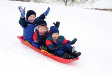 Wie macht man und wie füllt man eine Rutsche aus dem Schnee?