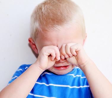Hinweis für Eltern: Wie man weinende Kinder beruhigt