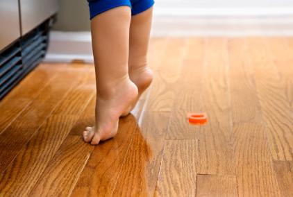 Versuchen wir zu verstehen, warum Kinder auf Socken laufen