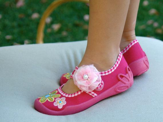 Einfache Möglichkeiten, die Größe von Schuhen für Kinder zu kennen