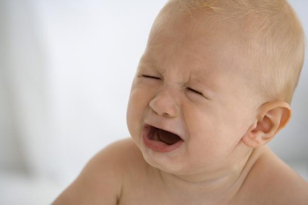 Die Zähne sind gehackt: Wie lindert man den Schmerz? Wann hat das Kind Zähne?