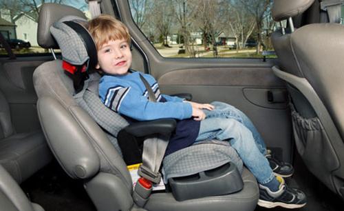 Ist es möglich Kinder ohne Kindersitze im Auto zu transportieren?
