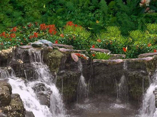 Wie man einen Wasserfall mit eigenen Händen in der Hütte macht