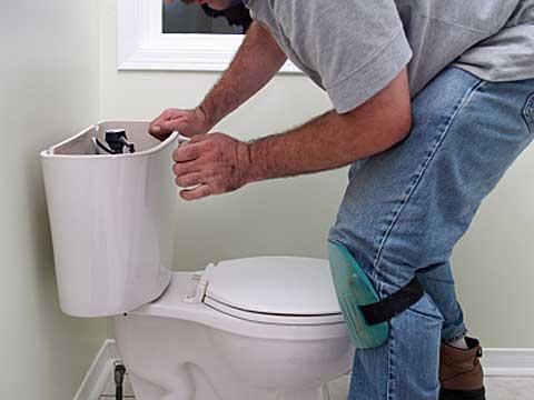 Reparatur in der Toilette mit ihren eigenen Händen
