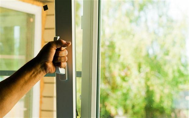 Installation eines Fensters in einem Holzhaus