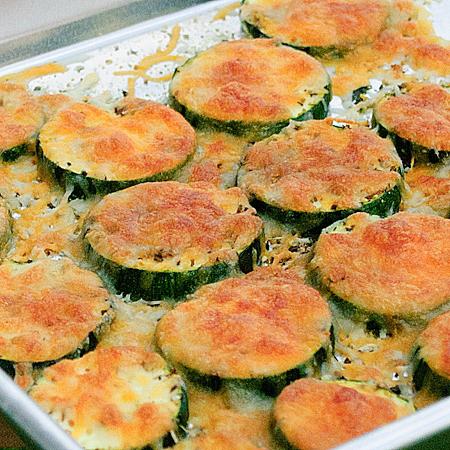 Zucchini mit Käse und Tomaten im Ofen 