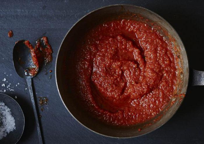 Rote grundlegende Soße zu Hause kochen