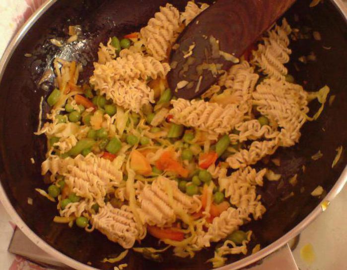 Wie man Nudeln in einer Pfanne ohne Kochen brät: Rezepte