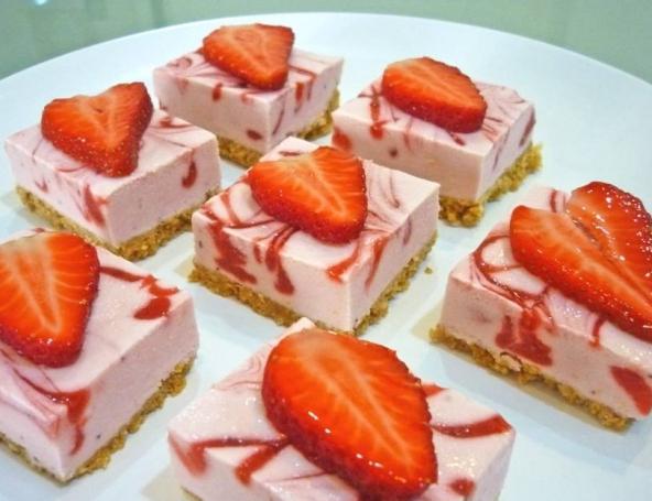 Wie koche ich einen Cupcake mit Erdbeeren in einem multivark?