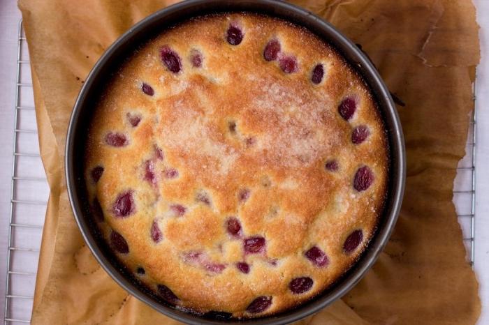 Kuchen mit Trauben in einem multivariaten