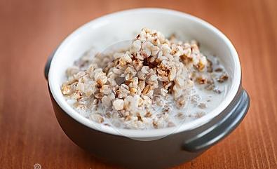 Wie man Buchweizenbrei auf Milch kocht: einige ausführliche Rezepte