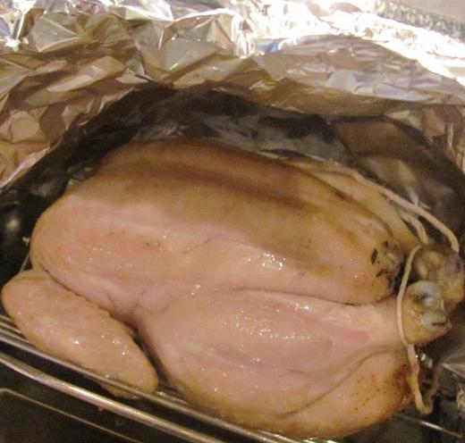 Wie man ein Huhn im Ofen in Folie backt: ein Schritt-für-Schritt-Rezept