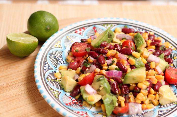 Mexikanisches Rezept mit Bohnen und hellem ursprünglichem Salat