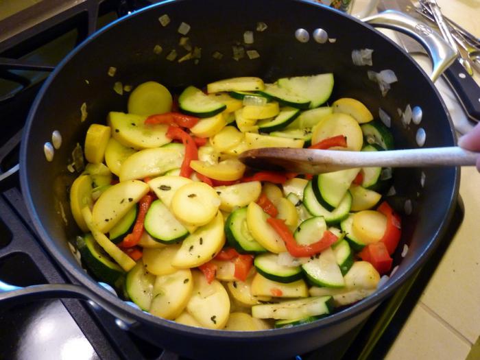 Gemüsesauté mit Auberginen und Zucchini 