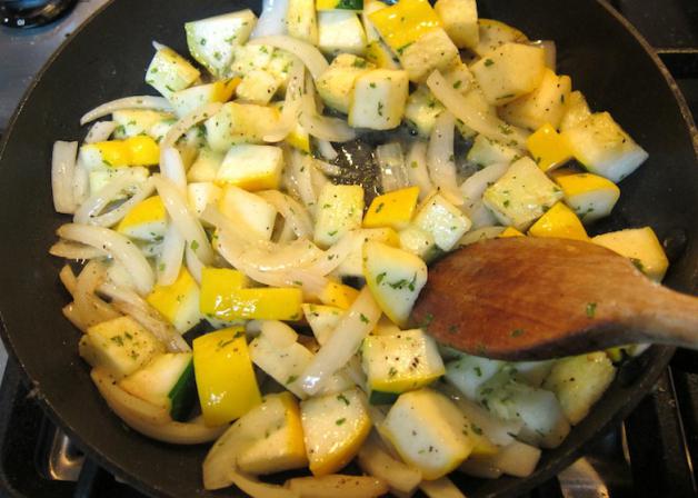 Gemüsebutter mit Auberginen und Zucchini. Gemüsebraten im Ofen