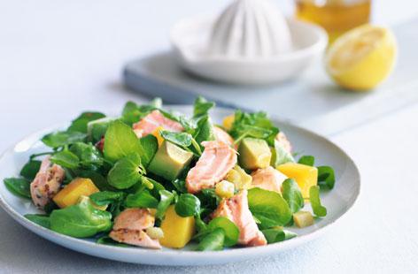 Salat mit Avocado und rotem Fisch kulinarisches Rezept