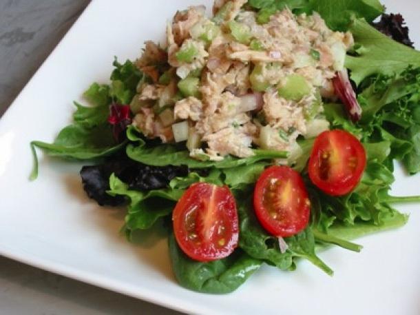 Salat mit eingemachtem Thunfisch und Gurke