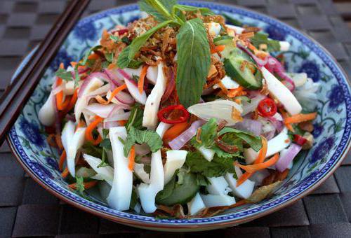 köstlicher Salat mit Tintenfisch