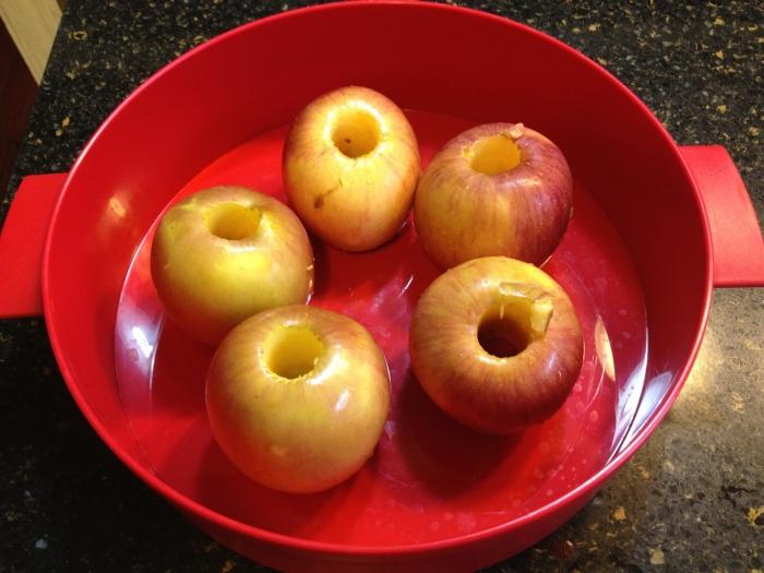 Backen Sie Äpfel in einer Mikrowelle geschmackvoll