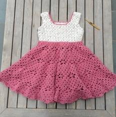 Wie man ein Baby-Häkelkleid strickt