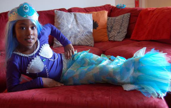 Meerjungfrauenkostüm mit eigenen Händen aus improvisierten Materialien
