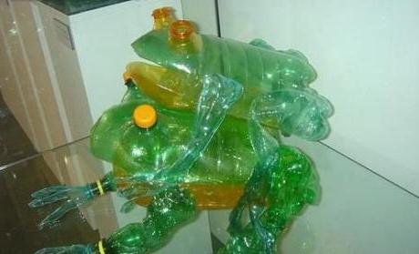 Meisterklasse: ein Frosch aus einer Plastikflasche