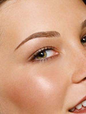 Wie man Augenbrauen richtig entfernt: Tipps und Tricks