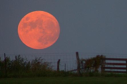 Warum ist der Mond bei Sonnenaufgang oder Sonnenuntergang rot?