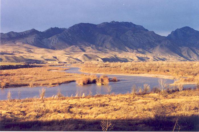 Der Fluss Araks - der Wasserfluss von Armenien, der Türkei und Aserbaidschan