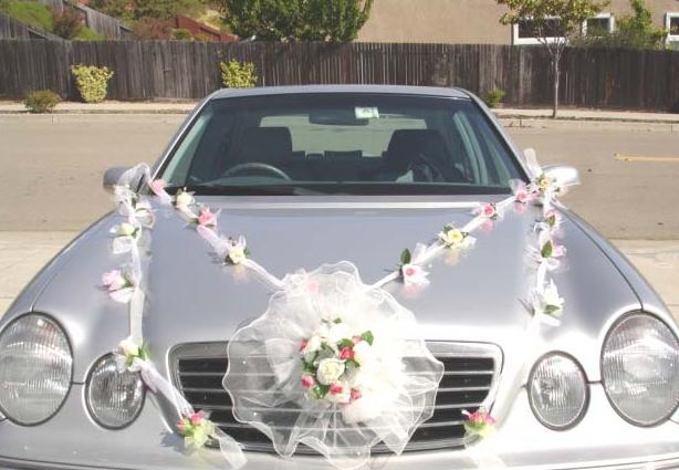 Hochzeitsbänder auf dem Autofoto