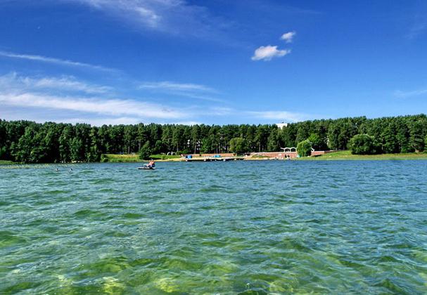 Ruhe auf den blauen Seen von Weißrussland