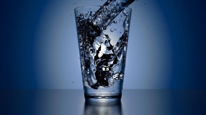 wie man während des Tages Wasser richtig trinken kann 
