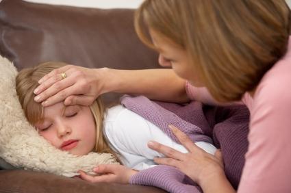 Wie erkennt man die ersten Anzeichen einer Meningitis bei einem Kind?