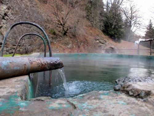 Mineralwasser "Borjomi": Nutzen und Schaden für den Menschen